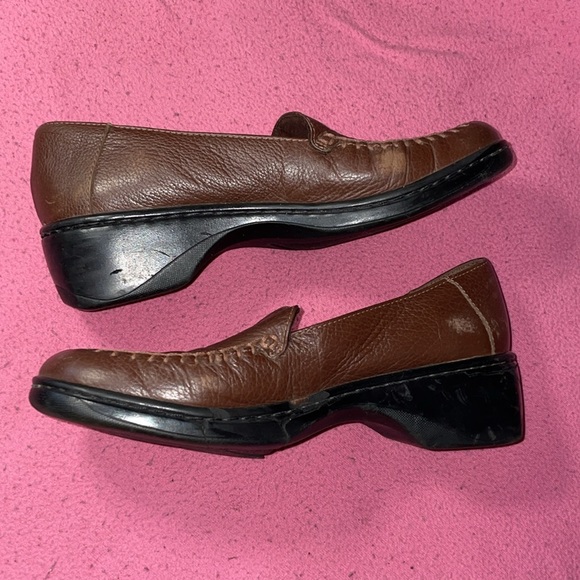 Ladies Brown leather Clark shoes the soles need to be replaced free w/ any order - Picture 7 of 10